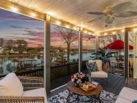 Lakefront Oasis • Private Dock & Bar • Kayaks, Paddleboards, Steps to Water - 4-Sterne