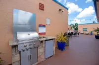 2 Bed, 2 Bath, 1 minute walk to the sand!