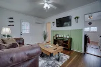 Cozy little cottage W/ private yard in town Hotels in Lodi