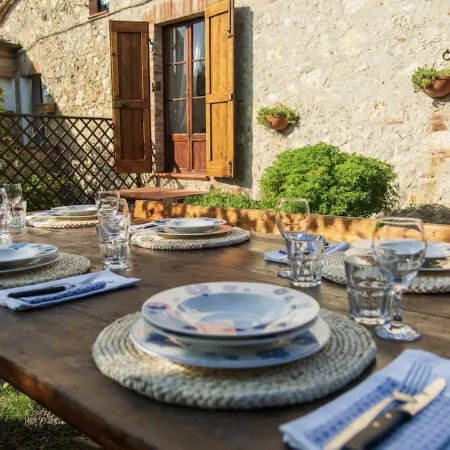 Farmhouse in the greenery of the Tuscany countryside with private pool and view