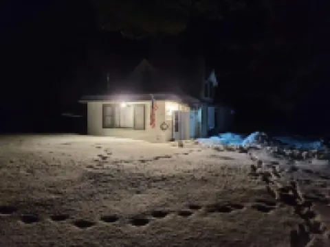 Riverfront cottage. Hiking, fishing, relaxing, pet friendly !