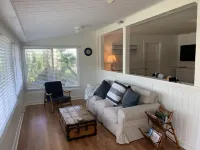 Vilano Beach Cottage,  1/2 block to Surfside Beach.  Historic Capo Cottage