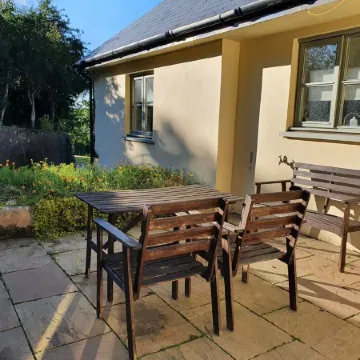 Gorgeous farm cottage, full of rural charm yet close to beaches and castles.