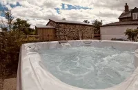 Devon Hideaway: Historic Barn, Jacuzzi & Expansive Exmoor Views 엄버레이 호텔