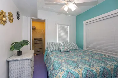 LW Historic District. 1.5 milles to beach. Pet friendly!