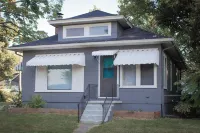 Charming 3-bedroom house with AC and WiFi in lovely Lansing Hotels near Jolly Cedar Sq