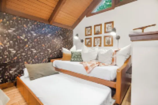 Modern Luxe Treetop Retreat-Hot Tub, Gas Fire Pit, Steps to Ski! Guest Favorite!