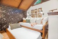 Modern Luxe Treetop Retreat-Hot Tub, Gas Fire Pit, Steps to Ski! Guest Favorite!