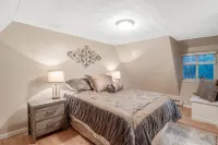 Close to downtown and Syracuse University with fire pit!
