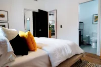 Newly Built, Modern Guest House 소랜도밸리 / 미라메사 호텔