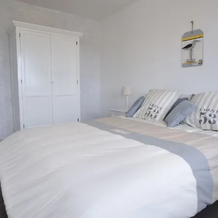 Remodeled waterfront romantic apartment downtown Honfleur. Panoramic sights