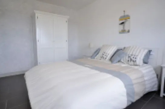 Remodeled waterfront romantic apartment downtown Honfleur. Panoramic sights