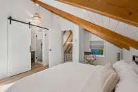 Walk to water! Private Lake Front A-Frame Cabin on Table Rock