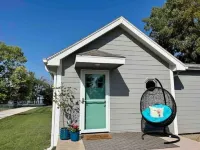 Cozy Lakeside Cottage for Families and Fun Seekers. Game room - Large Soaker Tub