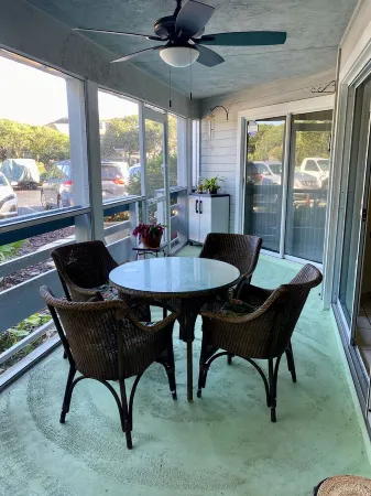 Beachside Ground-Floor Getaway!Tons of amenities and a short walk to the beach! Отели в г. Нью Смирна Бич