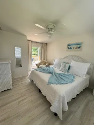 Spotless, newly remodeled home, 3 min walk to gorgeous Indian Rocks Beach!