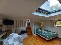 Independent apartment on barge with terrace near the city center