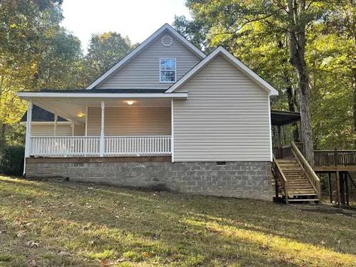 Beautiful wooded home. Close to Sardis Lake, Batesville, Oxford, and Southaven Hotels in Panola County