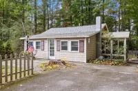 The Ultimate Getaway at a Charming Two-Bedroom Lakeside Cottage on Winnipesaukee