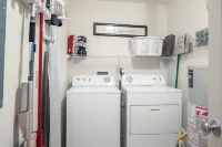 SPACIOUS 3 bed/2 bath condo, free parking, only 2.5 blocks to beach!
