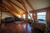 Cozy lodge near town w Stunning Views & Fireplace