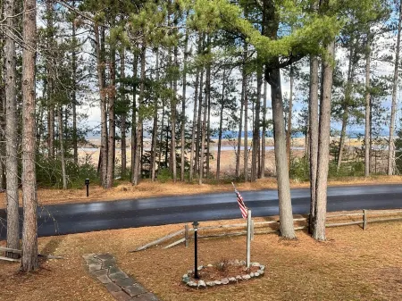 Lakewood Lodge - Marquette Log Cabin w/ Lake Views