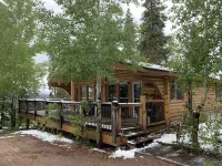 Cozy Chalet - 1 mile from town entrance! Lake Views!