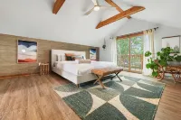 Charming, Modern & Cozy Home Hotels near Raccoon Township Municipal Park