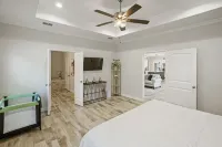 New Modern 5Br 3 King + 3 Queen + 2Full  BBQ + Pool