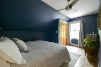 Stylish and Sun Filled Home With Tripp Pond Access Hotel dekat Poland Spring Preservation Society