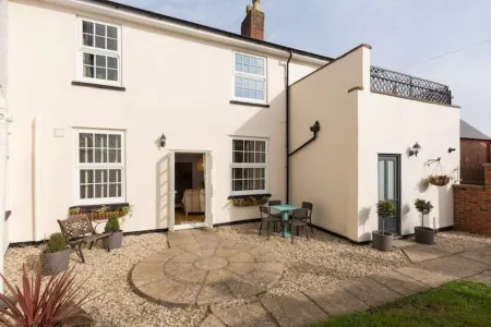 Fabulous 3 Bed Apartment with Private Courtyard