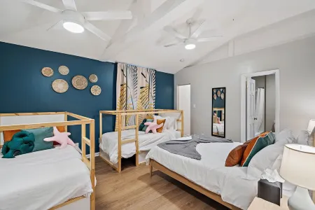 Clearwater Game House! Heated Pool, Bowling, Golf! Отели рядом с достопримечательностью «Парк Лейк Вилла»