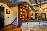 The Aviator’s Lounge, loft living in the NRG, private pool & hot tub