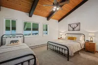 5BR/3BA Lakeside Escape –Walkable to Downtown Sandpoint & Minutes to Schweitzer