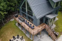 New Chalet! Sleeps 16! HotTub, Xbox, Firepit, Pool Table & More! Hotels near Sunday River Resort