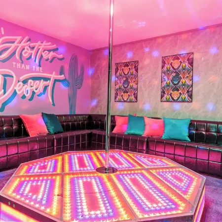 The PinkPalm 3,  Heated Pool!, 6 min to Old Town!