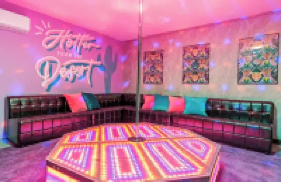 The PinkPalm 3,  Heated Pool!, 6 min to Old Town!