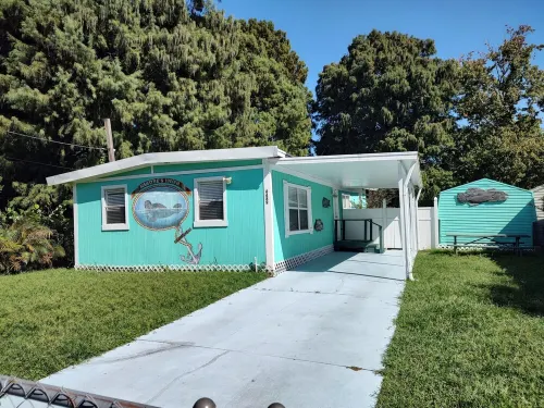 Manatee House   Waterfront 3+ bedroom home with Hot Tub in Weeki Wachee