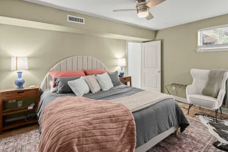 Steps away from Dickson, Bright and Open Apartment in historic 1905 home Отели рядом с достопримечательностью «Арканзас Эр энд Милитари Музеум»