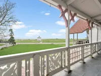 Heart of Oak Bluffs, No Car Needed! Ocean Views, Walk to Everywhere!