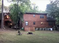 “Almost Heaven” a beautiful log cabin located in a lake and golfing resort!