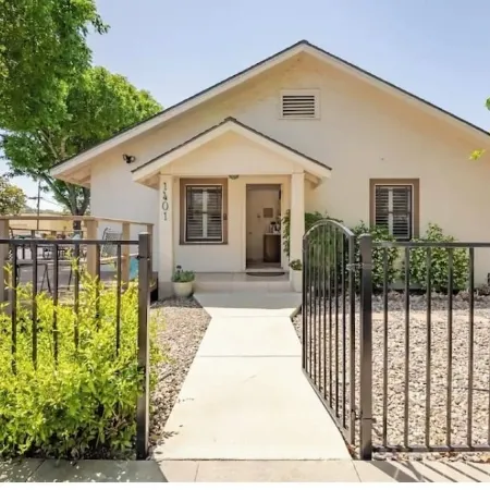 Perched on Pine: Endless Downtown Fun!