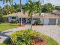 NEW 3Bed by the Beach- Game Room - Pool - Outdoor TV Hotels in Lighthouse Point