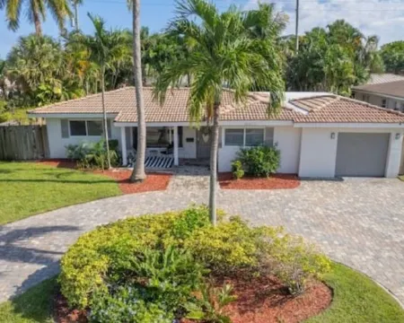 NEW 3Bed by the Beach- Game Room - Pool - Outdoor TV Hotels in Lighthouse Point