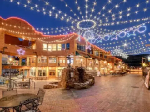 Brand new Grand Park retreat! Private hot tub and custom bunk room! フレイザーのホテル