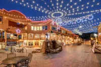 Brand new Grand Park retreat! Private hot tub and custom bunk room!