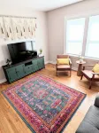 Three-Bedroom Apt, 1st Floor, Close to Downtown
