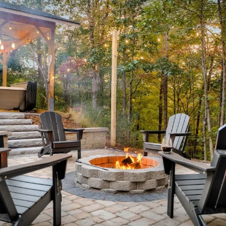 The Hideaway l 4 BR l Hot Tub l Fire Pit l Game Room l .5 miles to Bryce Resort