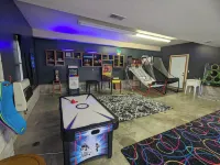 Kingsville Lodge Private Retreathot tub, pond, boats, gameroom, + more
