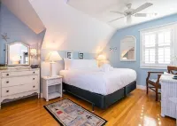 Romantic, Cute Cottage on Anna Maria Island. Close To Everything. Pet Friendly!